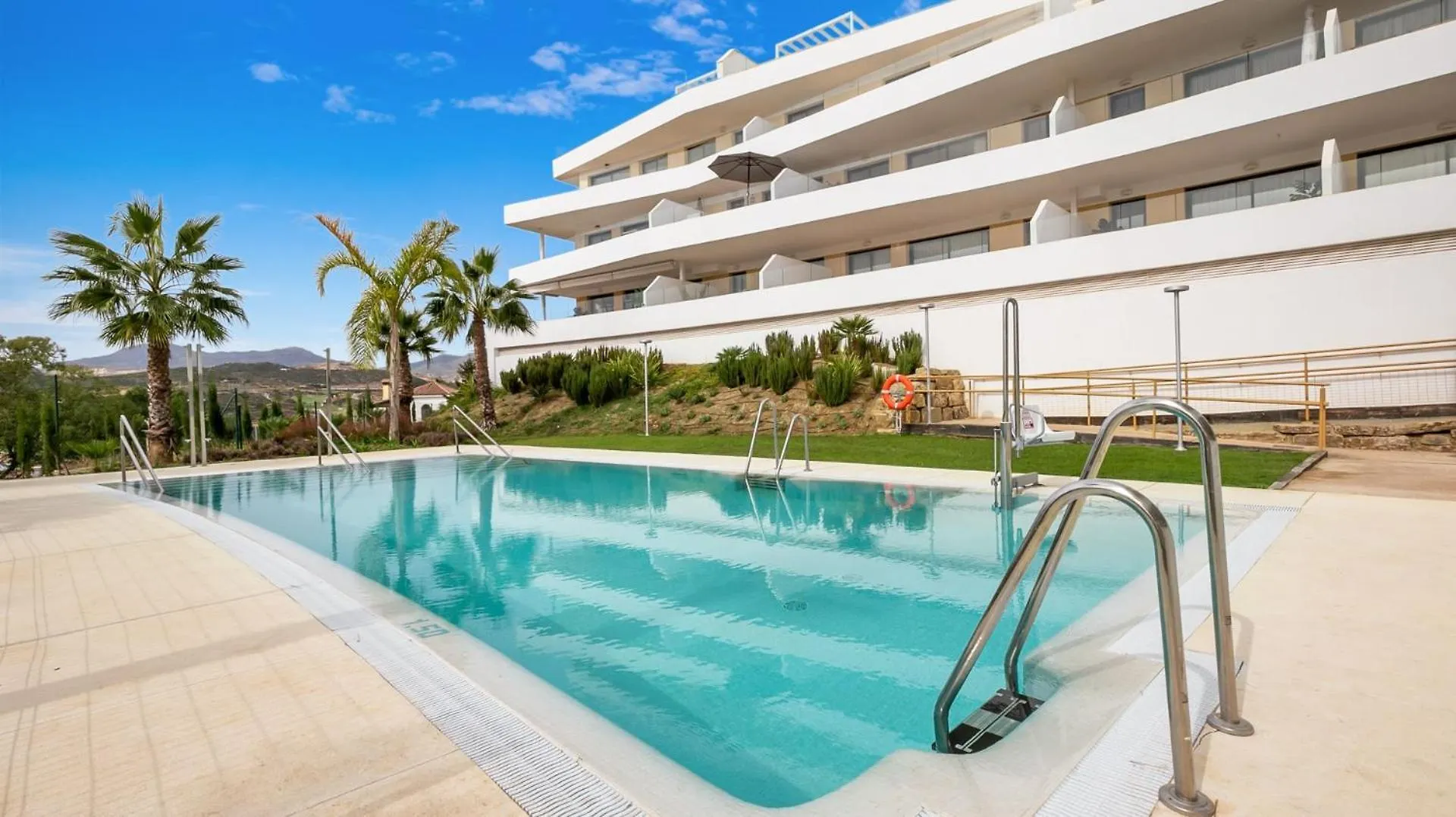 Vivi Homes - Roli Pool, Terrace, Golf & Beach Estepona Apartment