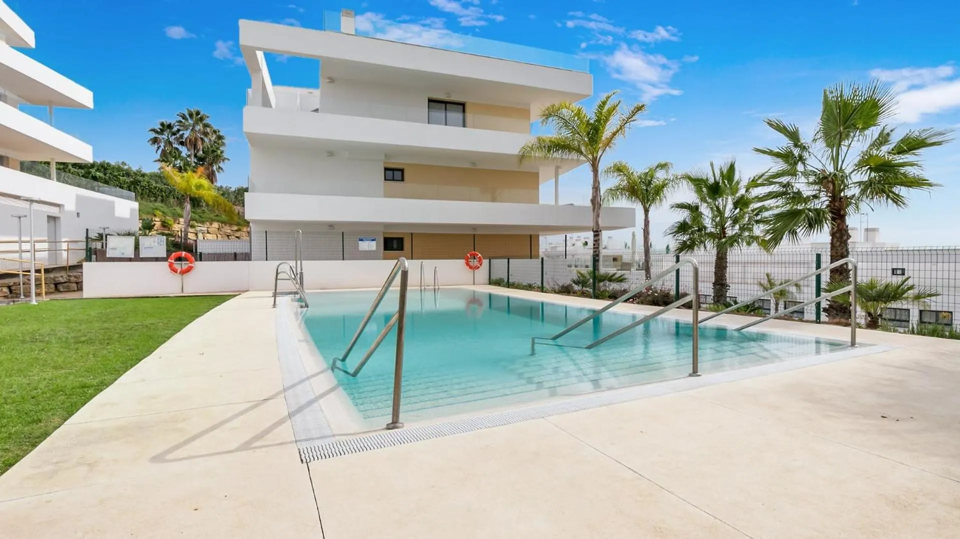 Vivi Homes - Roli Pool, Terrace, Golf & Beach Estepona