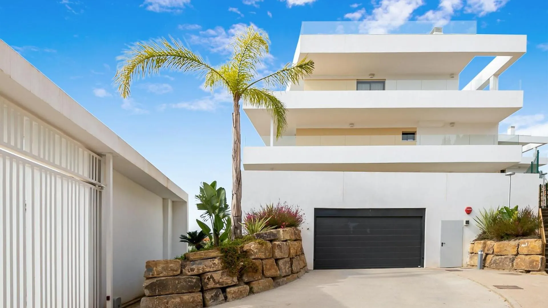公寓 Vivi Homes - Roli Pool, Terrace, Golf & Beach 埃斯特波纳